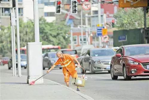 熱熱熱！南京體感溫度高達(dá)43℃，這群人卻不懼高溫在做這件事
