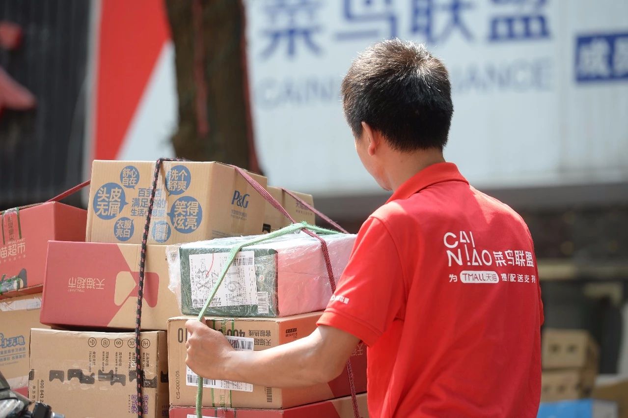 熱熱熱！南京體感溫度高達(dá)43℃，這群人卻不懼高溫在做這件事