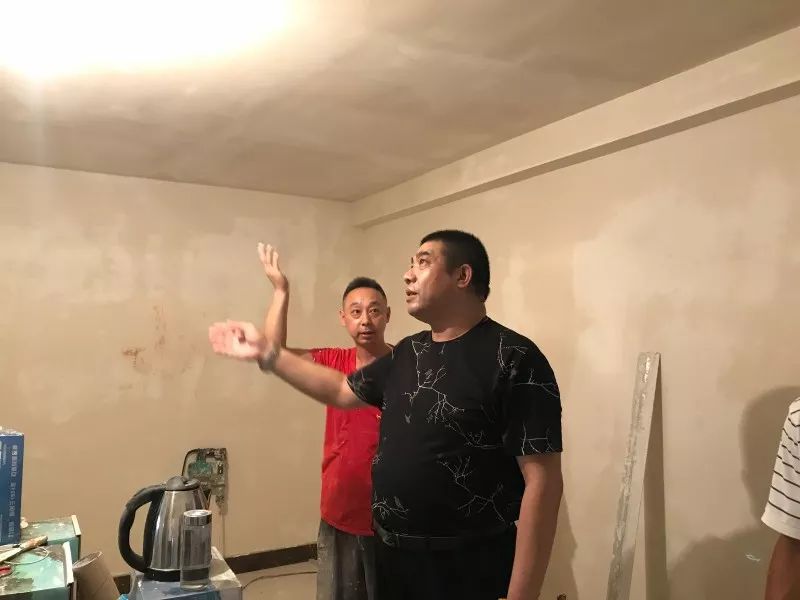 熱熱熱！南京體感溫度高達(dá)43℃，這群人卻不懼高溫在做這件事