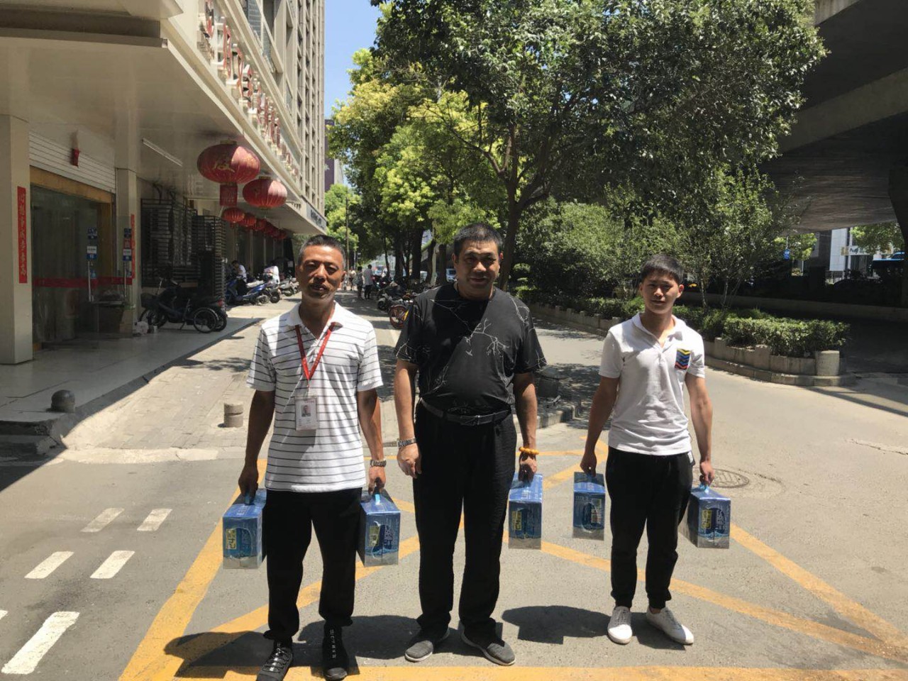熱熱熱！南京體感溫度高達(dá)43℃，這群人卻不懼高溫在做這件事