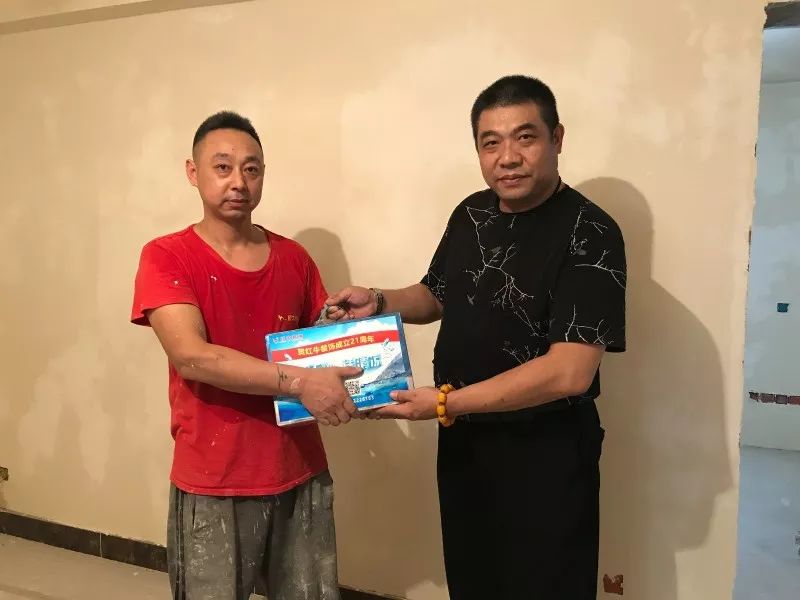 熱熱熱！南京體感溫度高達(dá)43℃，這群人卻不懼高溫在做這件事