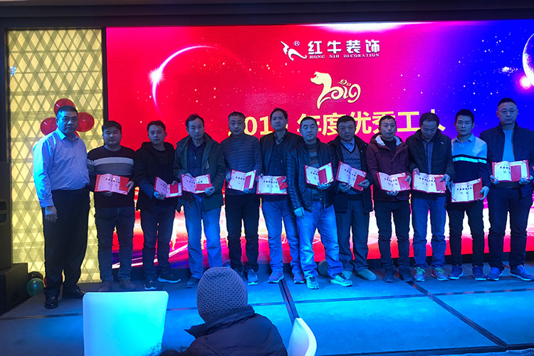 南京紅牛裝飾有這樣一位工人，據(jù)說(shuō)他在工地上從來(lái)沒(méi)說(shuō)過(guò)一句話，那么在這個(gè)現(xiàn)場(chǎng)他會(huì)跟大家說(shuō)些什么呢？