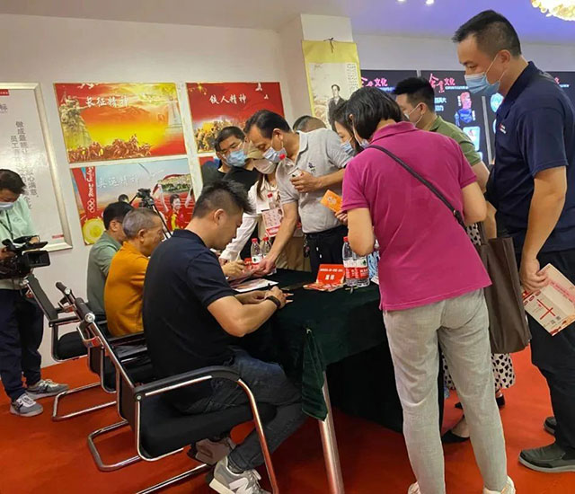 直擊火爆現(xiàn)場(chǎng)！紅牛裝飾24周年慶火熱進(jìn)行中~
