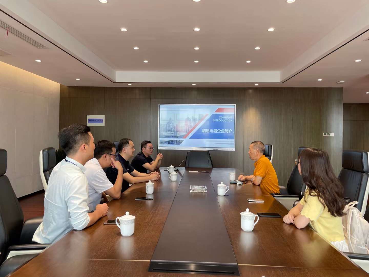 紅牛裝飾董事長老汪再次帶隊——實地參觀考察公司戰(zhàn)略合作品牌！