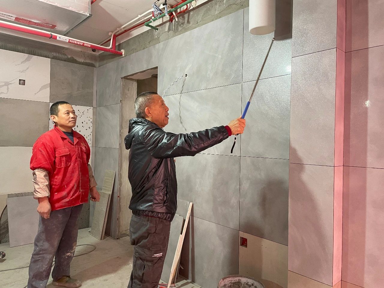 紅牛裝飾董事長又雙叒叕突擊工地巡檢，現(xiàn)場與工人、廠家溝通交流