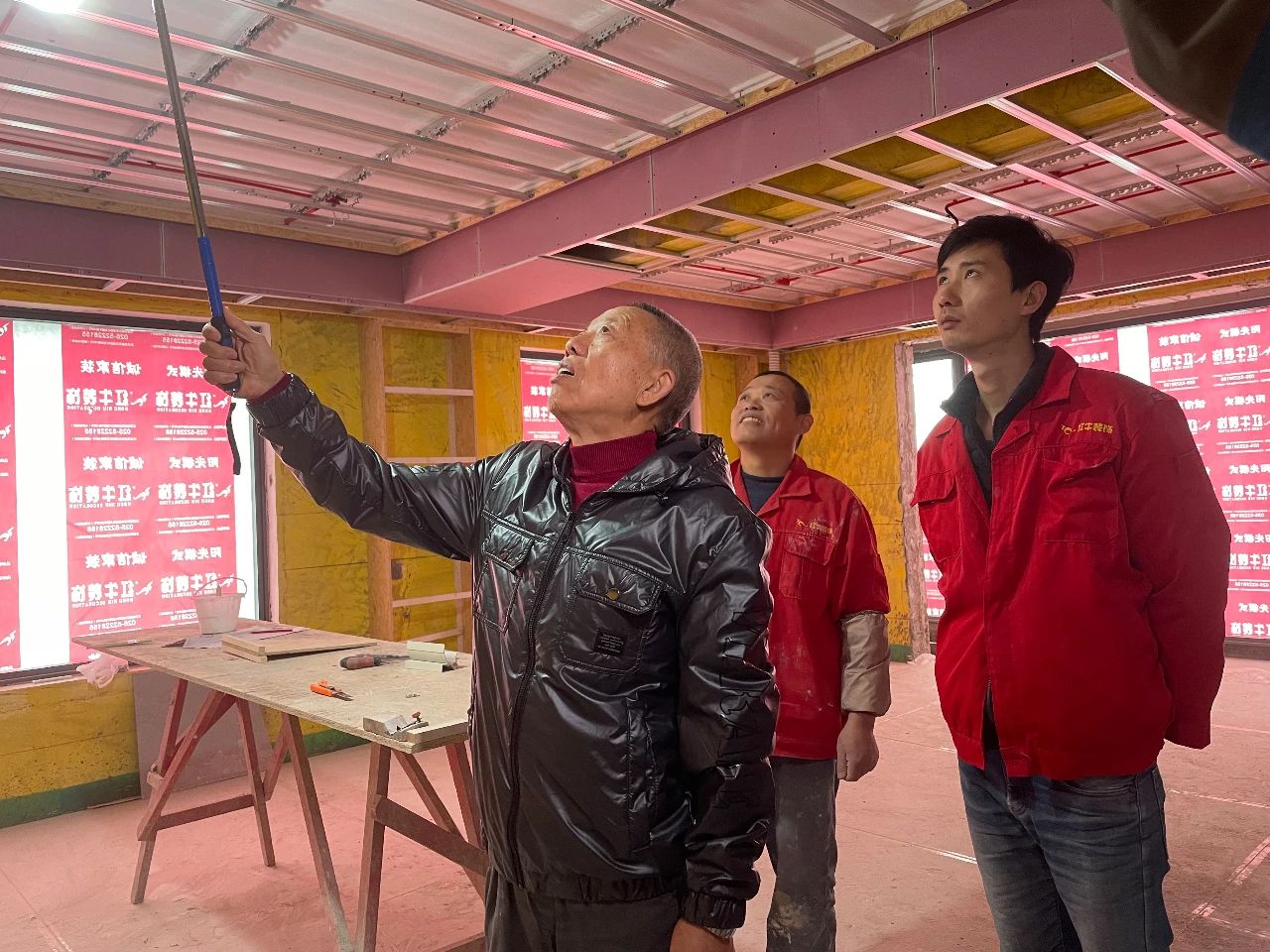紅牛裝飾董事長又雙叒叕突擊工地巡檢，現(xiàn)場與工人、廠家溝通交流