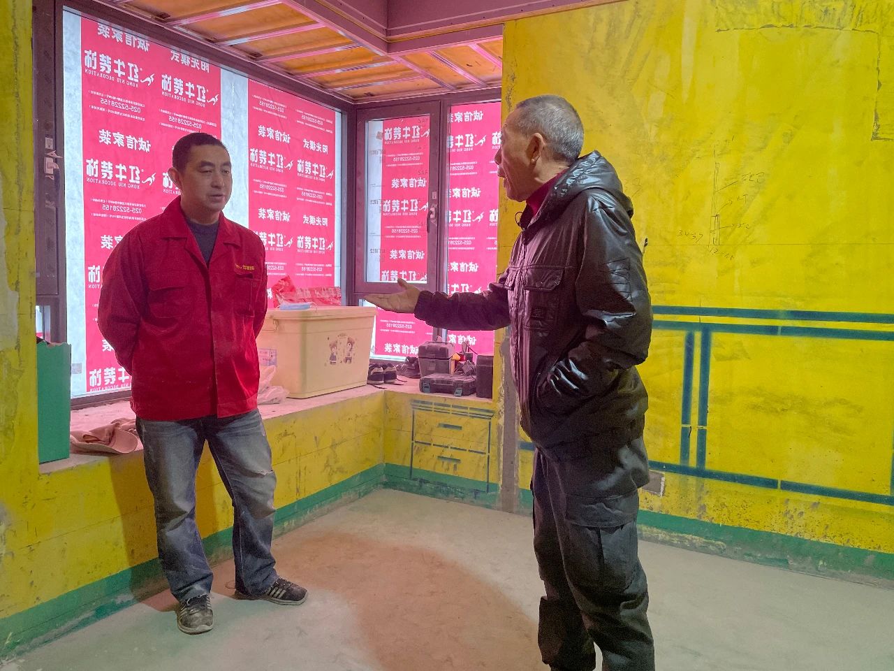 紅牛裝飾董事長又雙叒叕突擊工地巡檢，現(xiàn)場與工人、廠家溝通交流