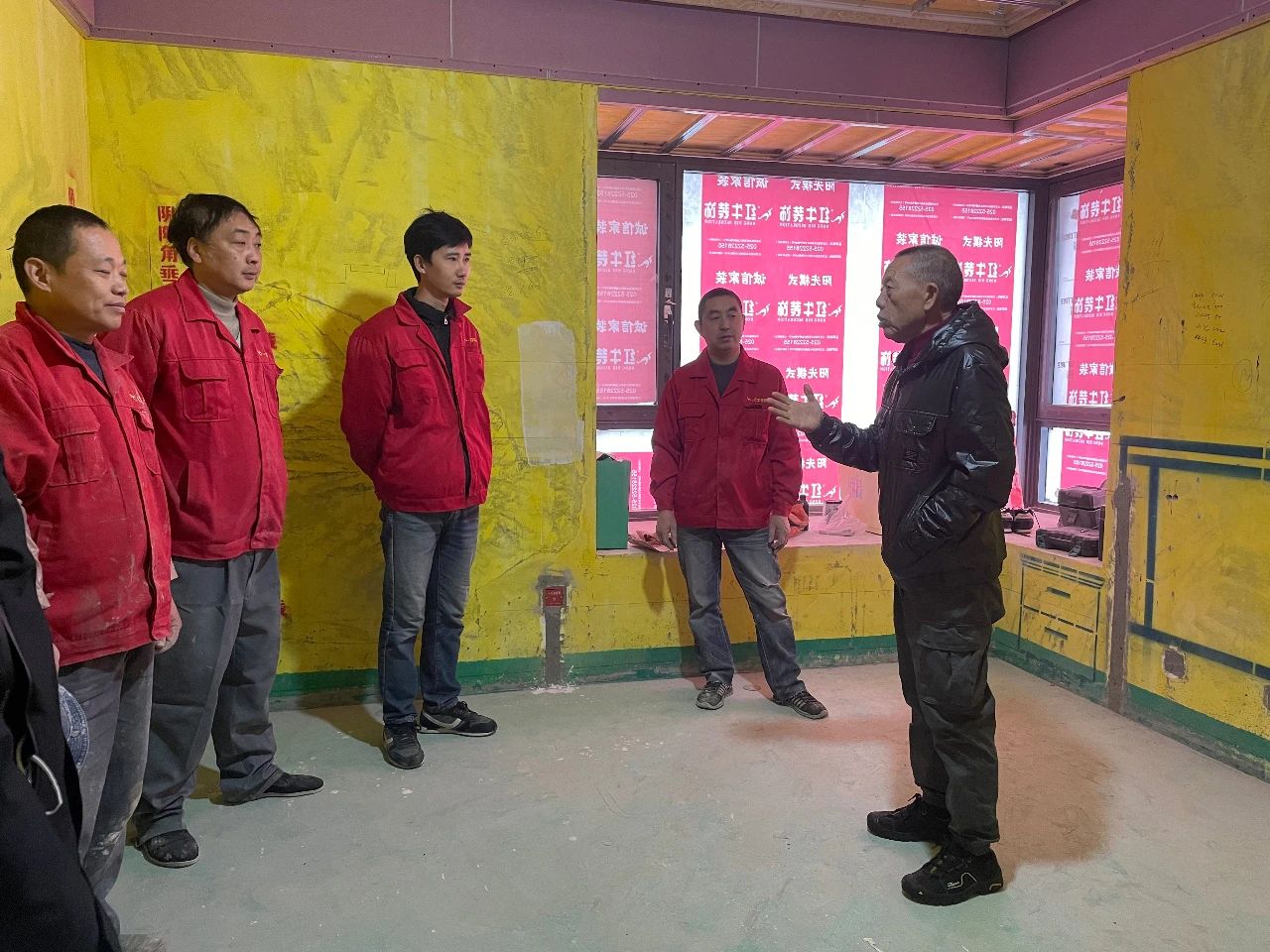 紅牛裝飾董事長又雙叒叕突擊工地巡檢，現(xiàn)場與工人、廠家溝通交流