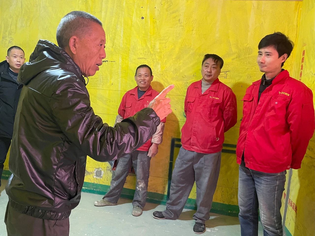紅牛裝飾董事長又雙叒叕突擊工地巡檢，現(xiàn)場與工人、廠家溝通交流