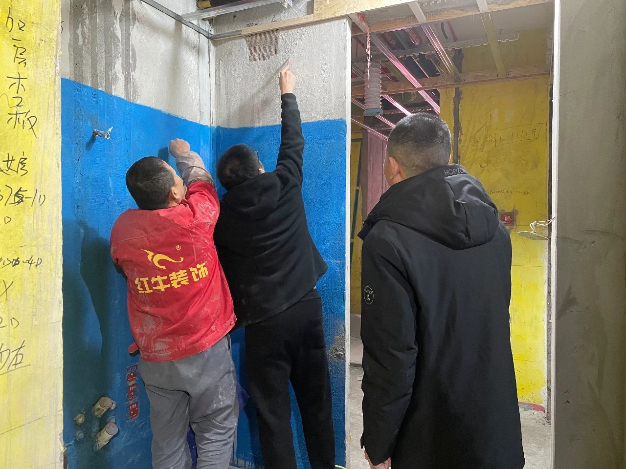 紅牛裝飾董事長又雙叒叕突擊工地巡檢，現(xiàn)場與工人、廠家溝通交流