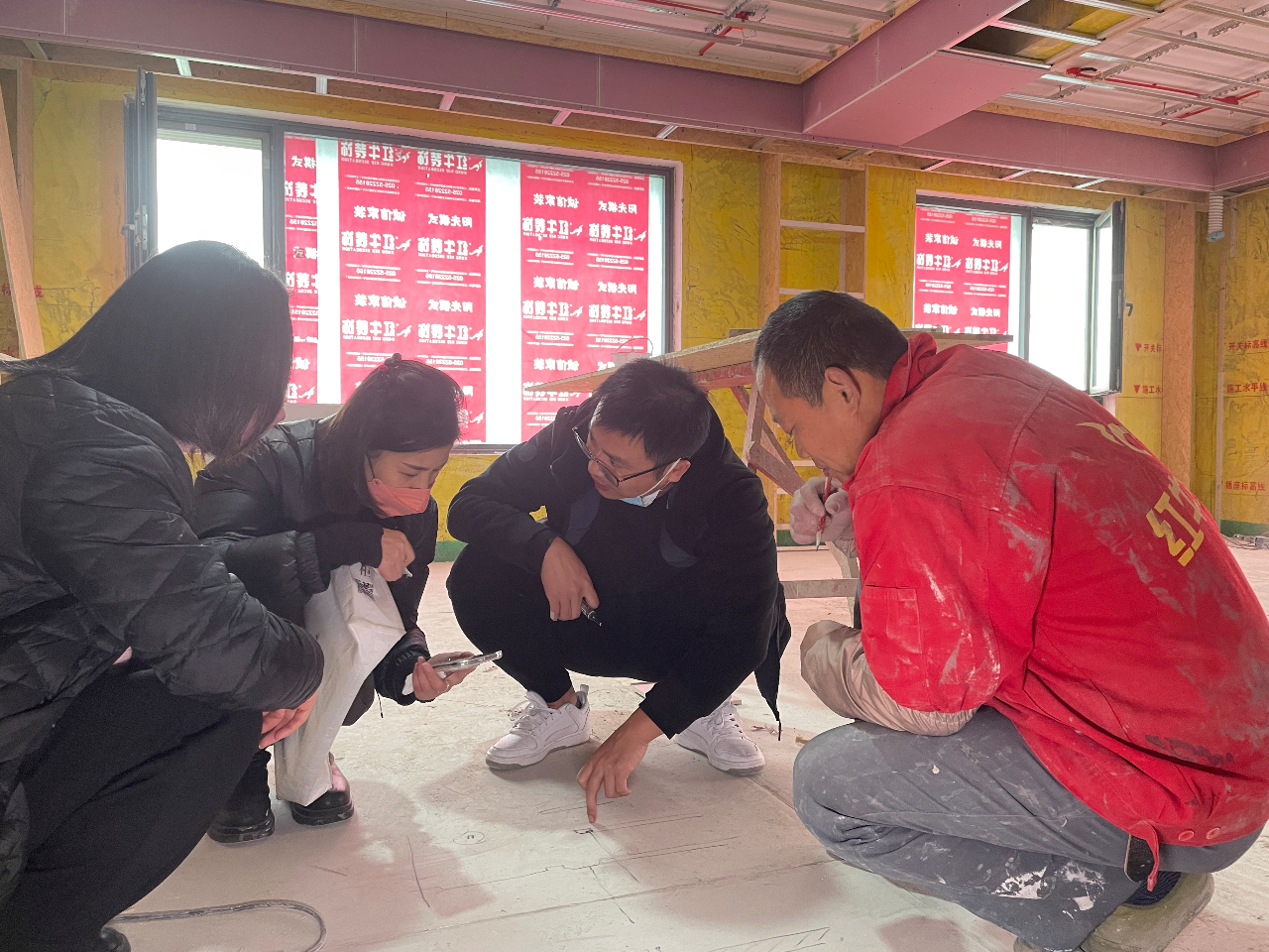 紅牛裝飾董事長又雙叒叕突擊工地巡檢，現(xiàn)場與工人、廠家溝通交流