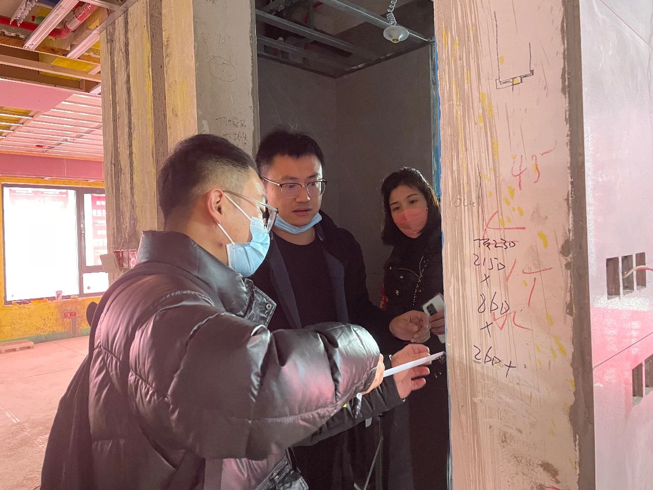 紅牛裝飾董事長又雙叒叕突擊工地巡檢，現(xiàn)場與工人、廠家溝通交流