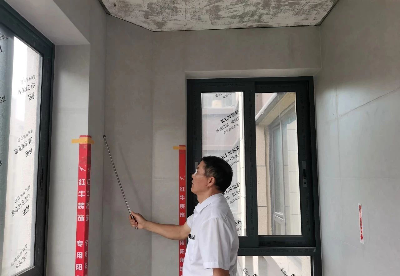 嚴控品質(zhì)，紅牛裝飾工程總監(jiān)→又雙叒叕帶隊去工地“找茬”了？！