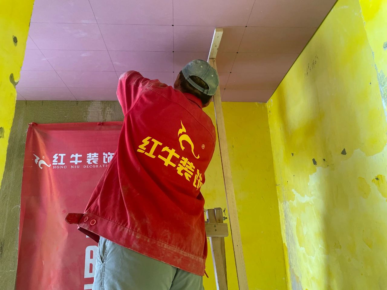 工地巡檢｜紅牛裝飾工程總監(jiān)化身“細節(jié)控”，施工現(xiàn)場“揪問題”！