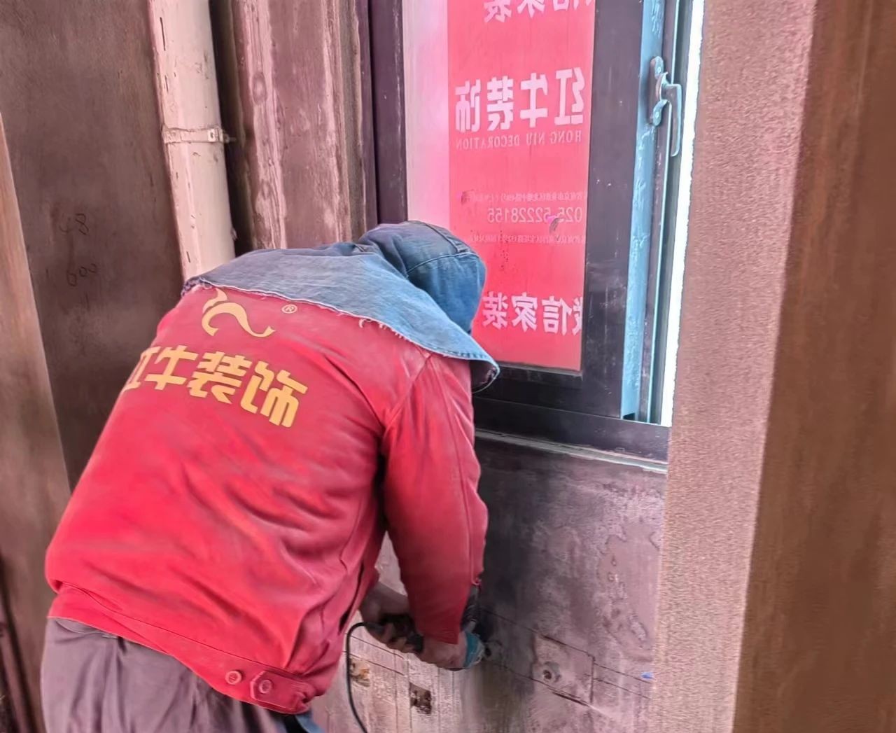 工地巡檢｜用最真實(shí)的鏡頭，揭開紅牛裝飾“打補(bǔ)丁”的施工真相
