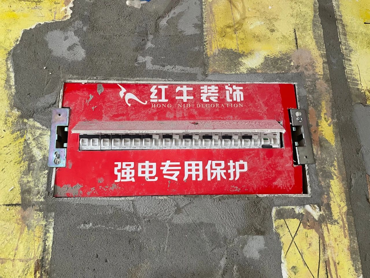 工地突擊巡檢：高溫下的堅守，讓每個細節(jié)都經(jīng)得起檢驗