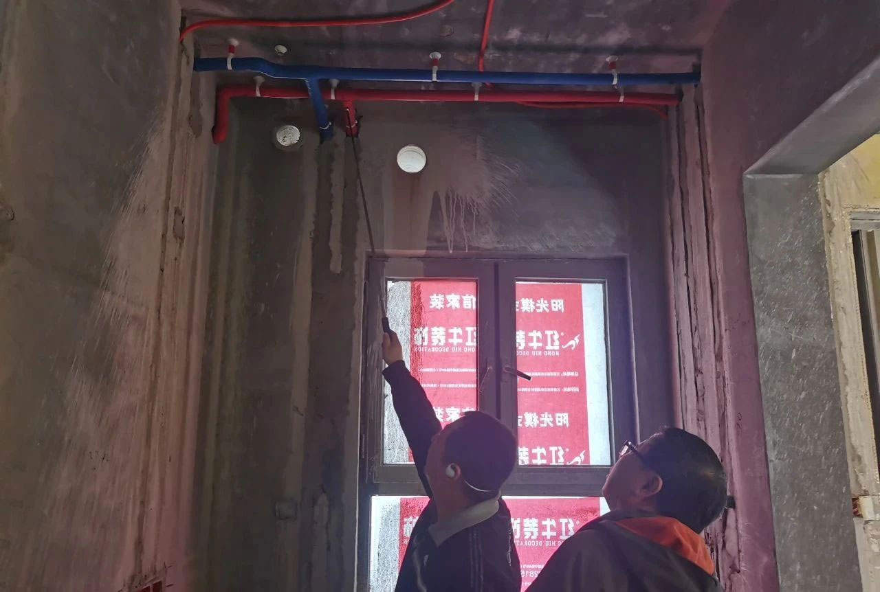 南京紅牛裝飾公司工地巡檢：雙11拼什么？我們在拼質(zhì)量！拼服務！