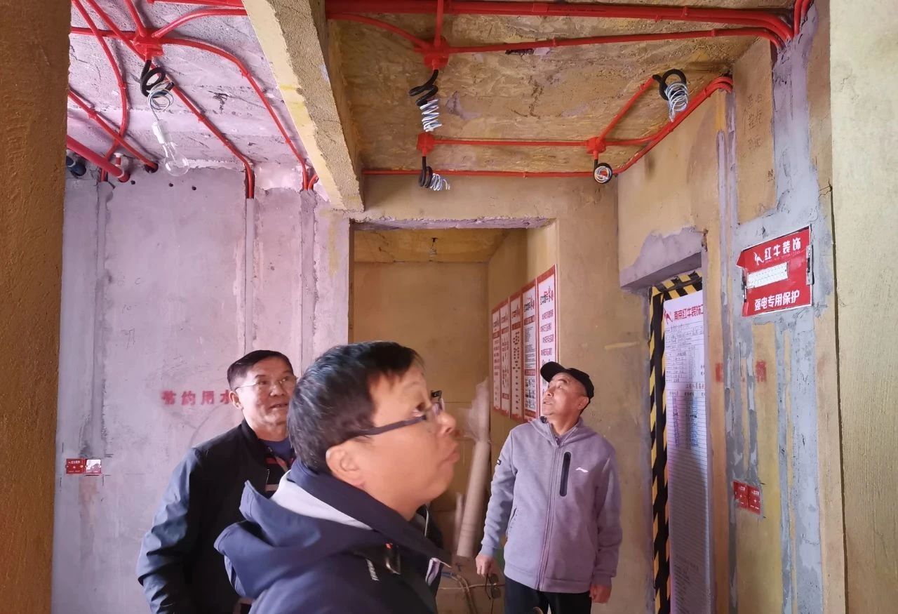 南京紅牛裝飾公司工地巡檢：這水電施工現(xiàn)場，您給打幾分？