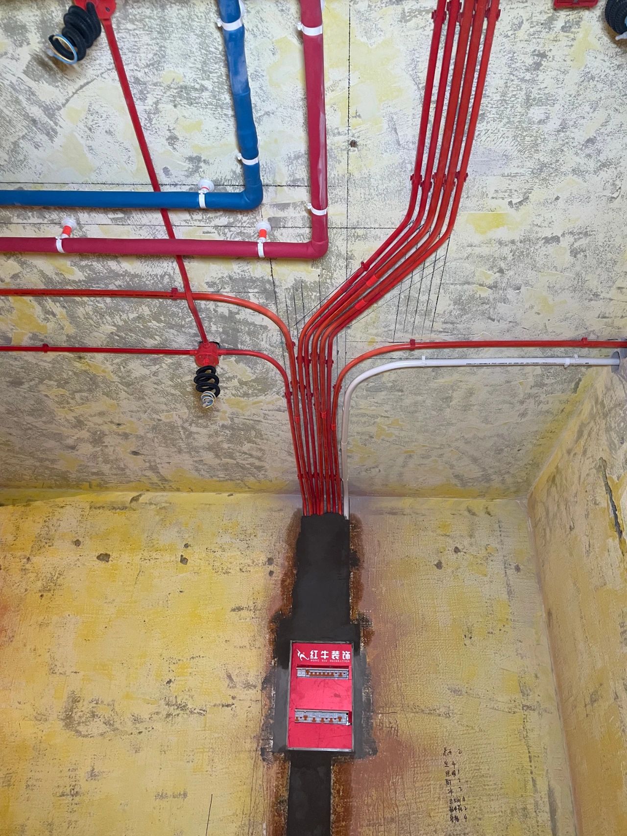 南京紅牛裝飾公司工地巡檢：這水電施工現(xiàn)場，您給打幾分？