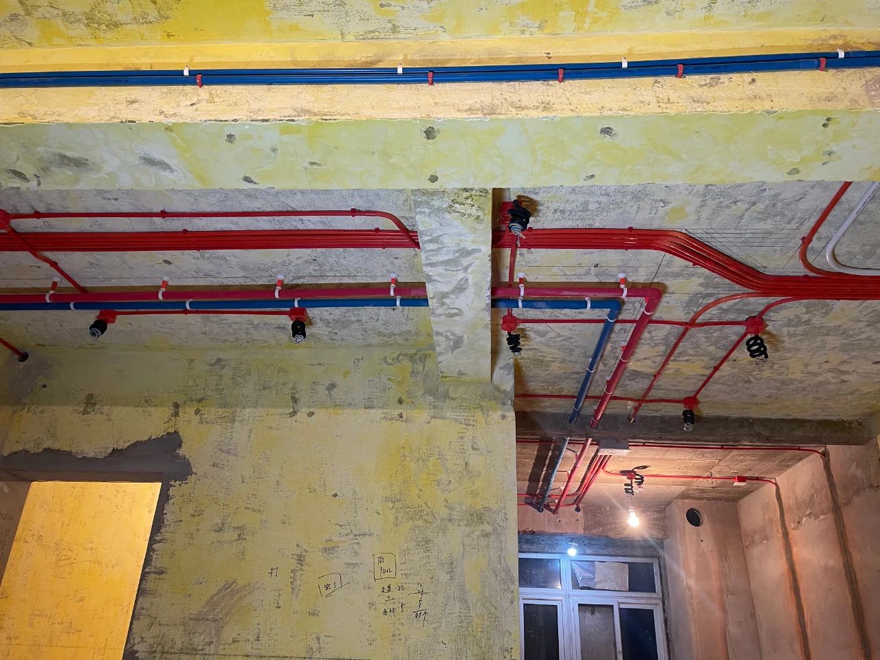 南京紅牛裝飾公司工地巡檢：這水電施工現(xiàn)場，您給打幾分？