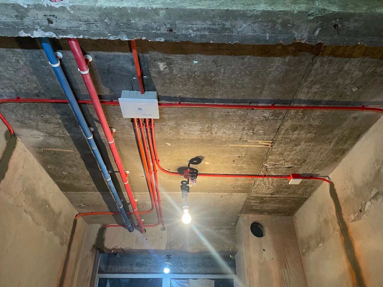 南京紅牛裝飾公司工地巡檢：這水電施工現(xiàn)場，您給打幾分？