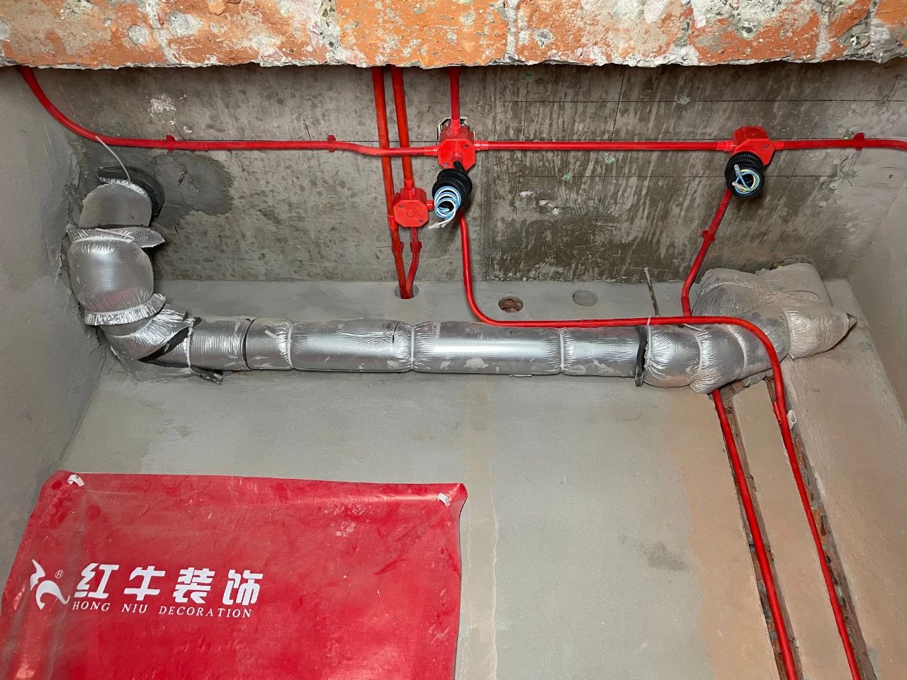 南京紅牛裝飾公司工地巡檢：這水電施工現(xiàn)場，您給打幾分？