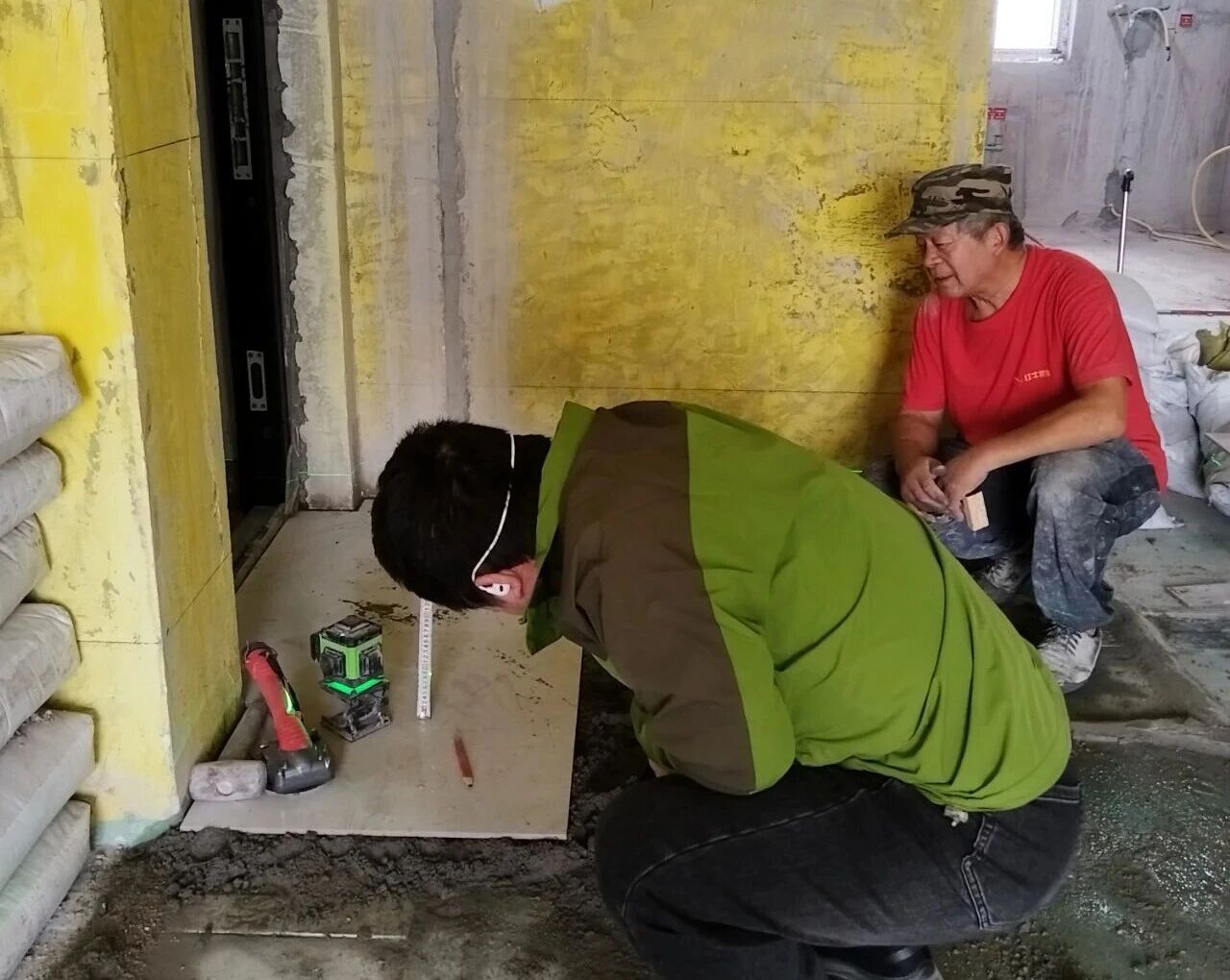 南京裝修公司紅牛裝飾工地突擊巡檢：一厘一毫堅守品質(zhì)，一心一意守護(hù)新家！