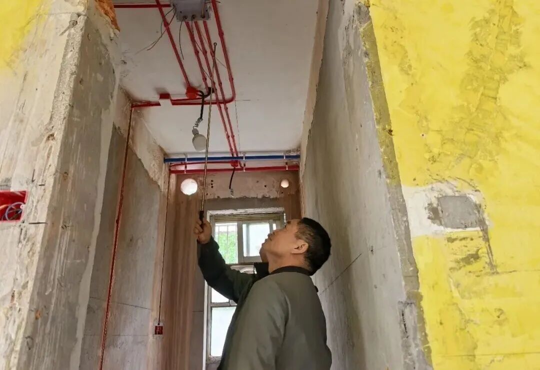 從毫米級(jí)工藝到安全弦：總經(jīng)理突擊工地巡查